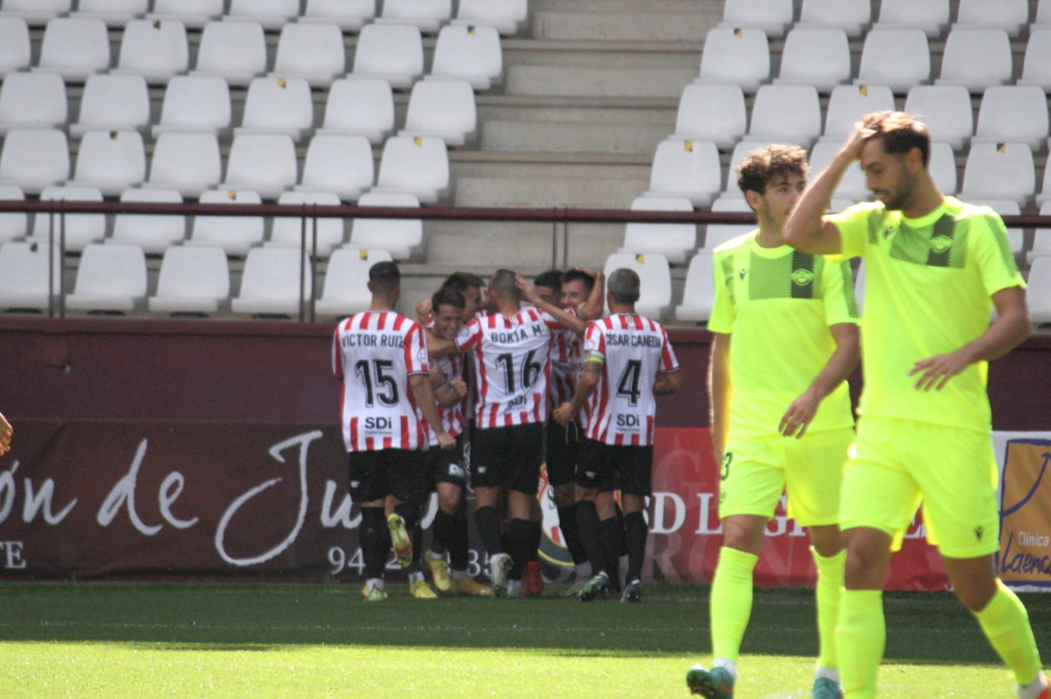Logroño, una ciudad dividida con el fútbol, se mide al Real Murcia Logroño, una ciudad dividida con el fútbol, se mide al Real Murcia