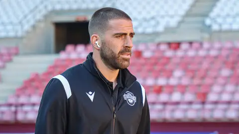 Rafa Gálvez, concentrado, antes de medirse al SD Logroñés. Rafa Gálvez, concentrado, antes de medirse al SD Logroñés.