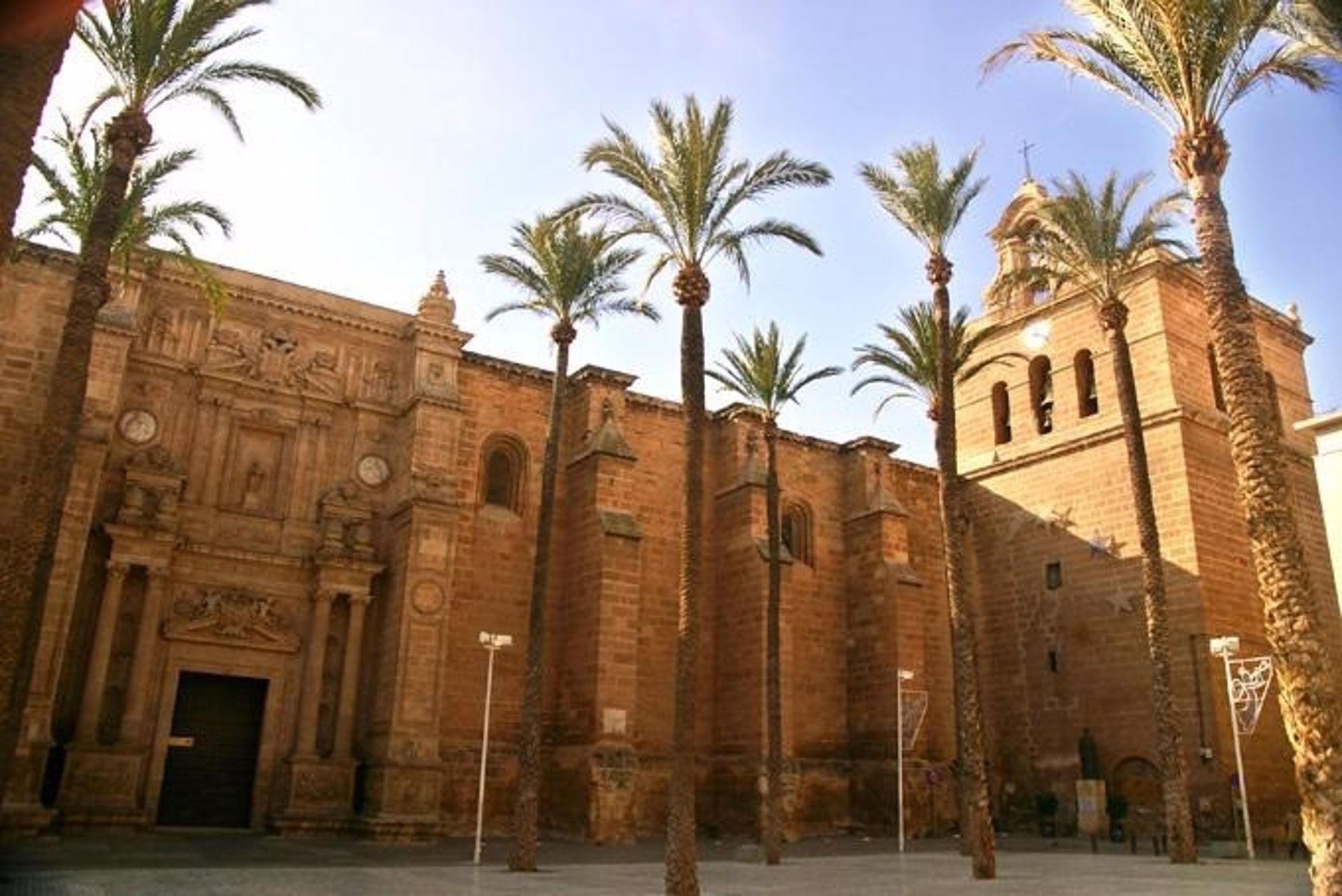 El Obispado de Almería aparta temporalmente a un sacerdote por "conversaciones inapropiadas" con un menor El Obispado de Almería aparta temporalmente a un sacerdote por "conversaciones inapropiadas" con un menor