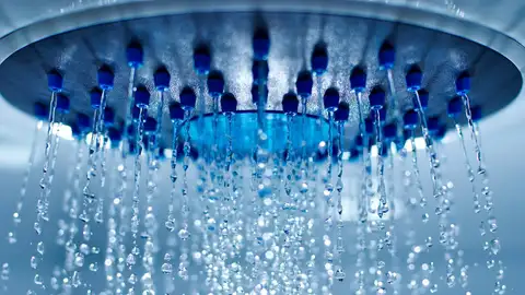 Agua cayendo en una ducha Agua cayendo en una ducha