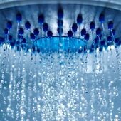 Agua cayendo en una ducha