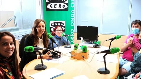 Una representaci&oacute;n de trabajadores y usuarios del Centro de Rehabilitaci&oacute;n Psicosocial de San Fernando de Henares visita M&aacute;s de uno Alcal&aacute;
