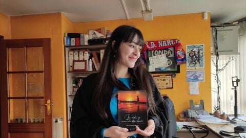 Mar&iacute;a Mart&iacute;nez Riesco con su libro