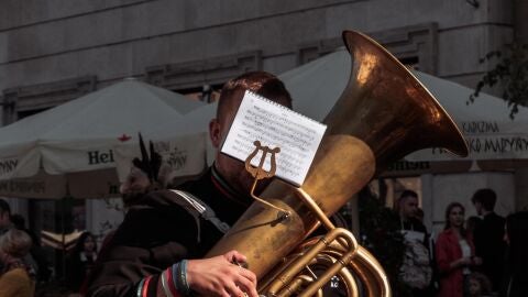 Imagen de un m&uacute;sico tocando un instrumento de viento