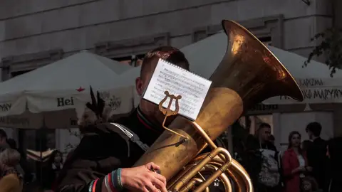 Imagen de un músico tocando un instrumento de viento Imagen de un músico tocando un instrumento de viento