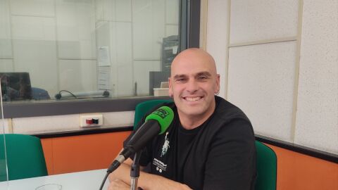 Monchu Garc&iacute;a en los estudios de Onda Cero Gij&oacute;n