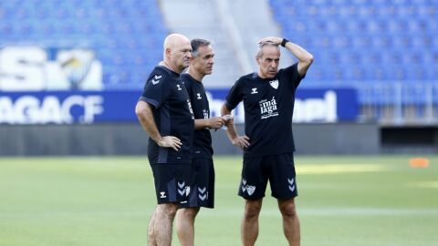 Pepe Mel, entrenador del M&aacute;laga, con su cuerpo t&eacute;cnico