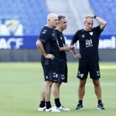 Pepe Mel, entrenador del Málaga, con su cuerpo técnico