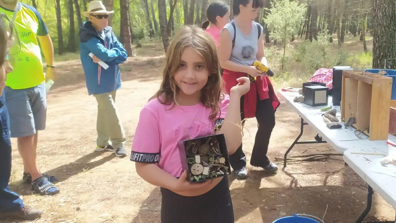 Una niña en las Jornadas Medioambientales de Ardisa Una niña en las Jornadas Medioambientales de Ardisa