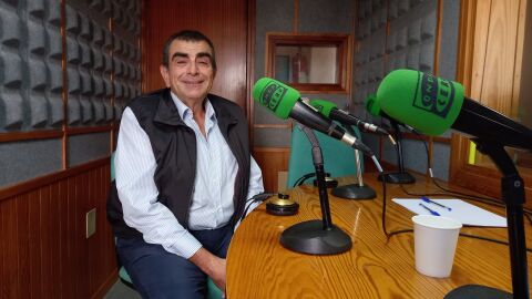 El doctor Francisco Vil&aacute;s San Juli&aacute;n en los estudios de Onda Cero Ibiza y Formentera
