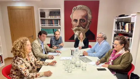 Reunión en la sede del PSOE de Gijón Reunión en la sede del PSOE de Gijón