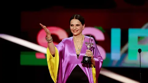 La actriz francesa Juliette Binoche agradece el Premio Donostia en el escenario del Kursaal de San Sebastián La actriz francesa Juliette Binoche agradece el Premio Donostia en el escenario del Kursaal de San Sebastián