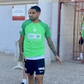 Omar Mascarell, centrocampista del Elche, abandona la sesión de entrenamiento en el Díez Iborra