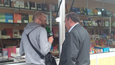 M&aacute;s de uno Alcal&aacute; recorre la Feria del Libro Antiguo y de Ocasi&oacute;n de Alcal&aacute; de Henares junto a su organizador, Gustavo Bl&aacute;zquez