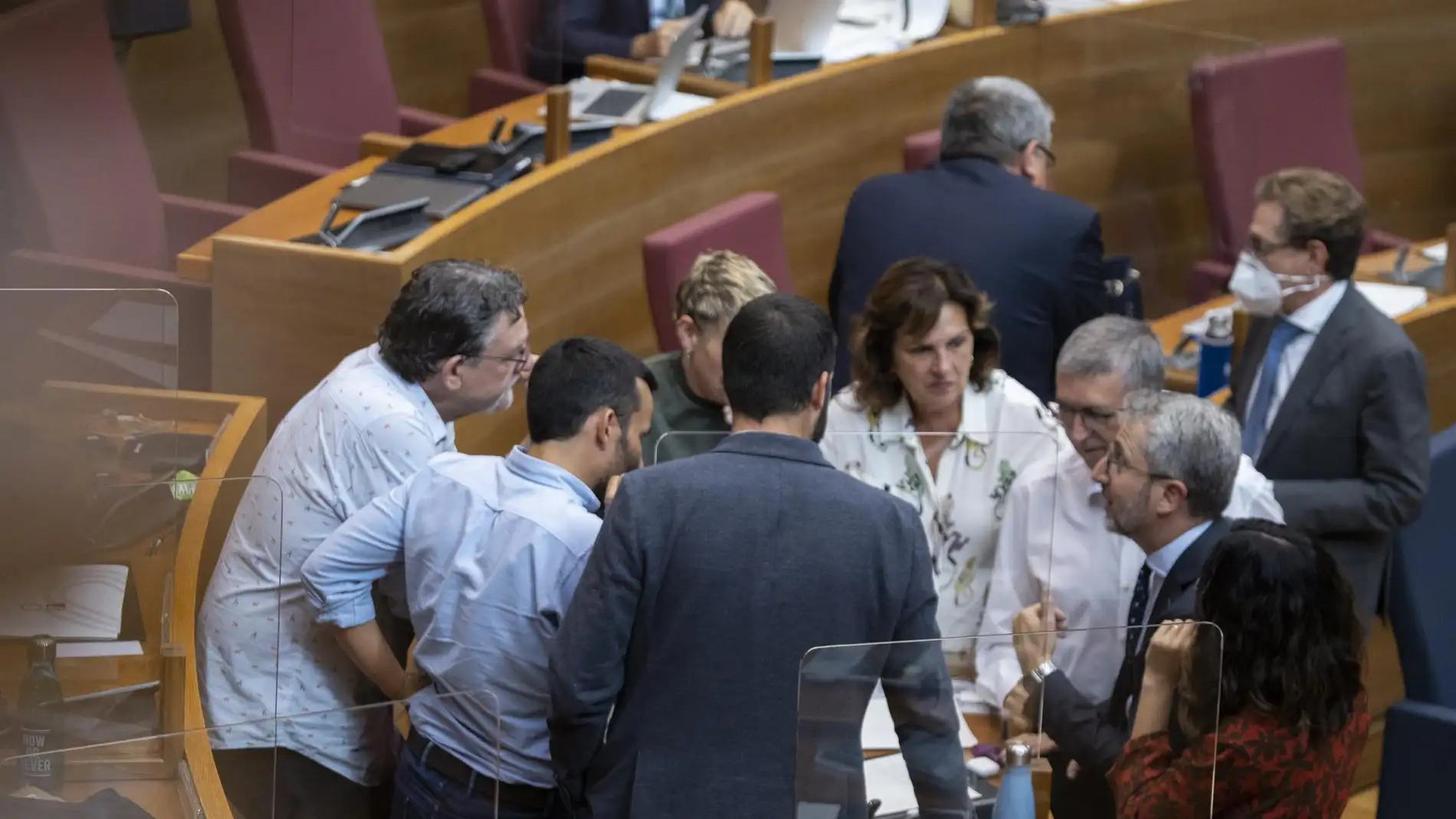 Miembros del PSOE y Compromís conversan en el Debate de Política General - 