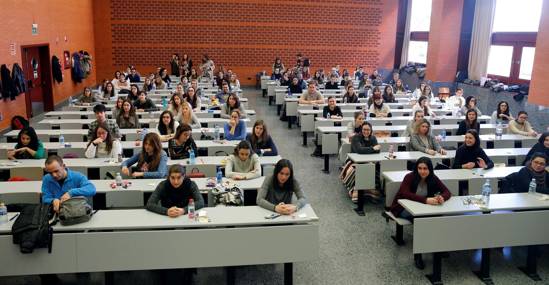 Casi un tercio de los jóvenes españoles no tiene el título de Bachillerato y solo cuenta con estudios básicos Casi un tercio de los jóvenes españoles no tiene el título de Bachillerato y solo cuenta con estudios básicos