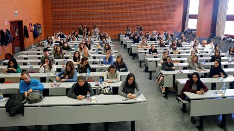 Fotograf&iacute;a de archivo de varios alumnos en una clase.