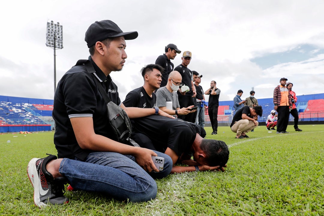 Indonesia anuncia una investigación independiente sobre la tragedia en un estadio de fútbol donde murieron 125 personas Indonesia anuncia una investigación independiente sobre la tragedia en un estadio de fútbol donde murieron 125 personas