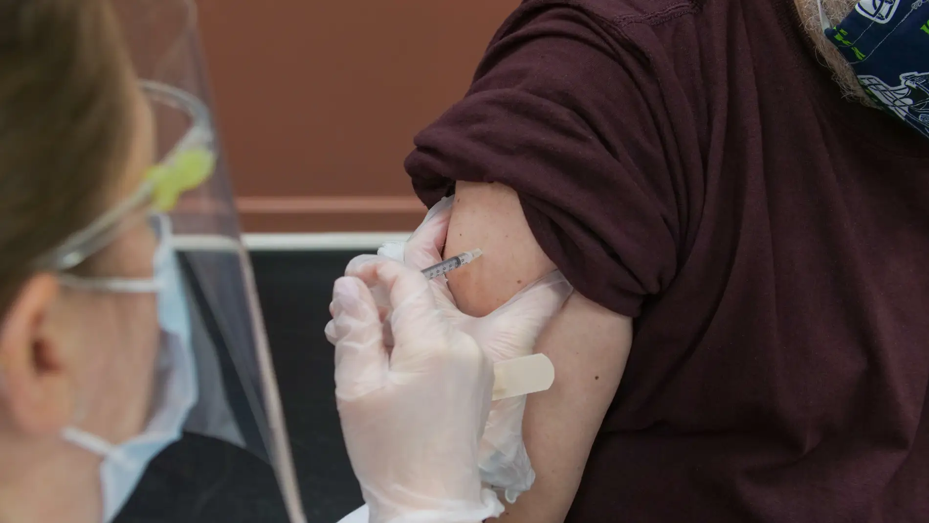 Un hombre recibe una vacuna en una imagen de archivo/ Unsplash