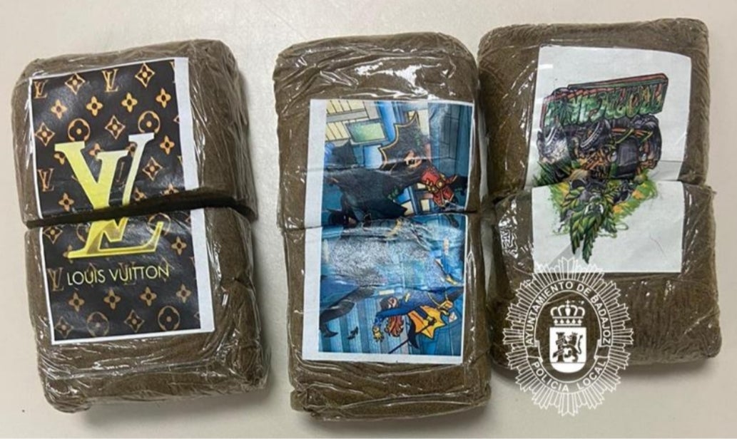 Tres detenidos en Badajoz al transportar en el interior de su vehículo 300 gramos de hachís Tres detenidos en Badajoz al transportar en el interior de su vehículo 300 gramos de hachís