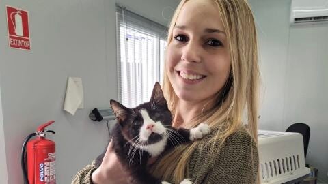 Riddick con Pili, la chica que lo rescat&oacute; y adopt&oacute;