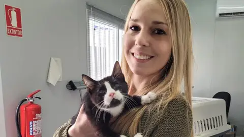 Riddick con Pili, la chica que lo rescató y adoptó Riddick con Pili, la chica que lo rescató y adoptó