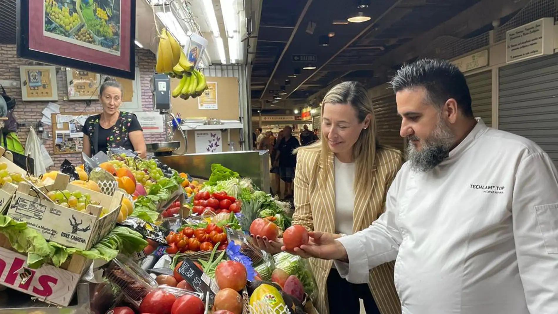 Lidia López y Sergio Sierra recorren el Mercado Central de Alicante