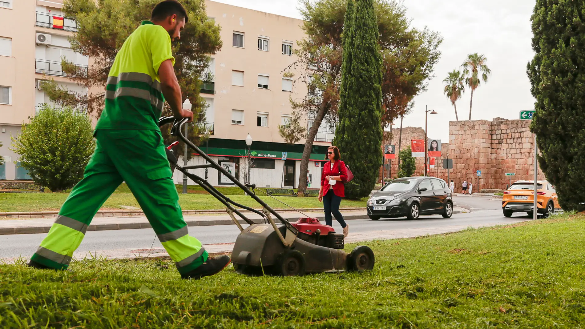 Un operario de jardinería realizando trabajos en Mérida