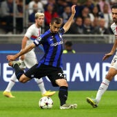 El jugador del Inter Mkhitaryan chuta ante la presencia de Sergio Busquets