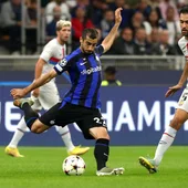 El jugador del Inter Mkhitaryan chuta ante la presencia de Sergio Busquets El jugador del Inter Mkhitaryan chuta ante la presencia de Sergio Busquets
