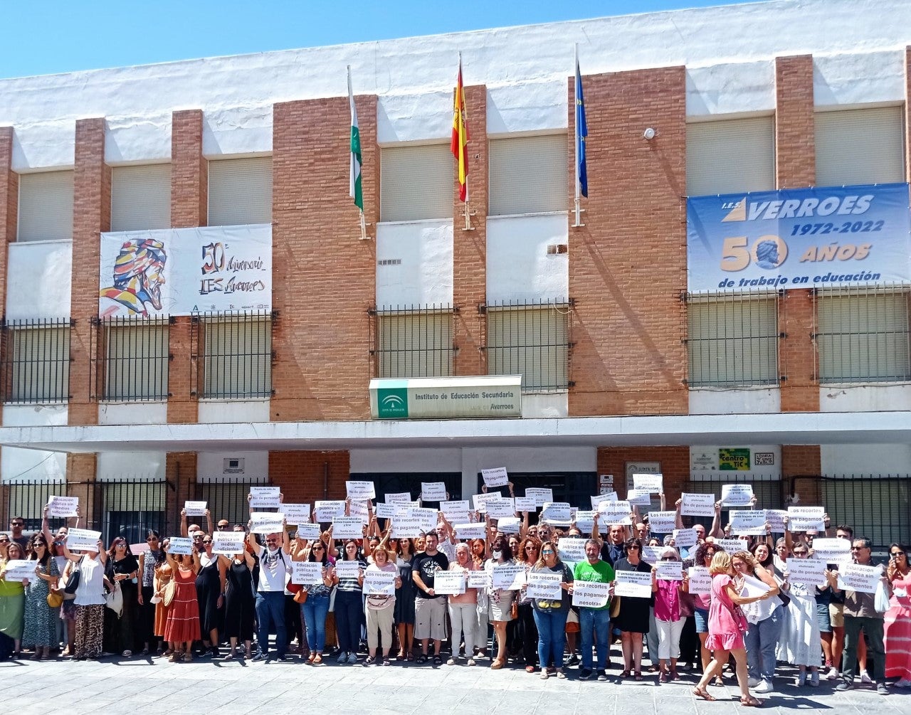 La comunidad educativa del IES Averroes se encierra en protesta por la falta de personal La comunidad educativa del IES Averroes se encierra en protesta por la falta de personal