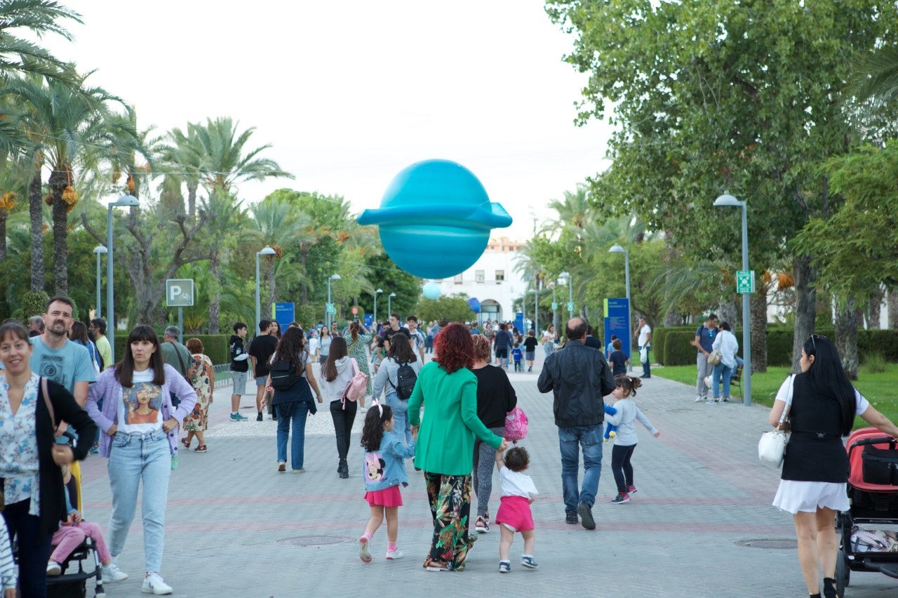 Cerca de 6.000 personas disfrutaron de experimentos, talleres, exposiciones y observaciones astronómicas en la 'Nit de la Investigació' de la Universidad de Alicante Cerca de 6.000 personas disfrutaron de experimentos, talleres, exposiciones y observaciones astronómicas en la 'Nit de la Investigació' de la Universidad de Alicante