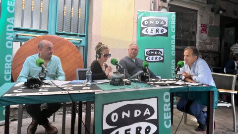 Susana Pedreira con anfitri&oacute;n, &Aacute;lvaro Fern&aacute;ndez e co xerente da tenta gourmet de Vigo El Trotes e o presidente de Cambados Zona Centro, Juan Rey