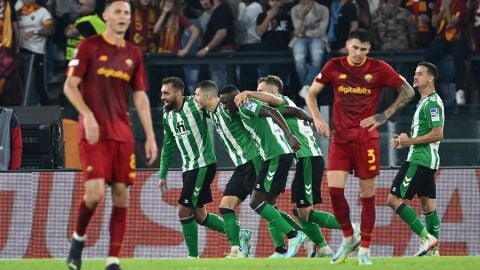Los jugadores del Betis celebran un gol ante la Roma