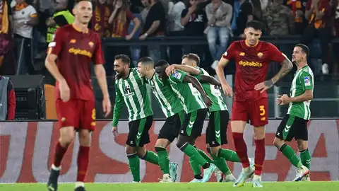 Los jugadores del Betis celebran un gol ante la Roma Los jugadores del Betis celebran un gol ante la Roma