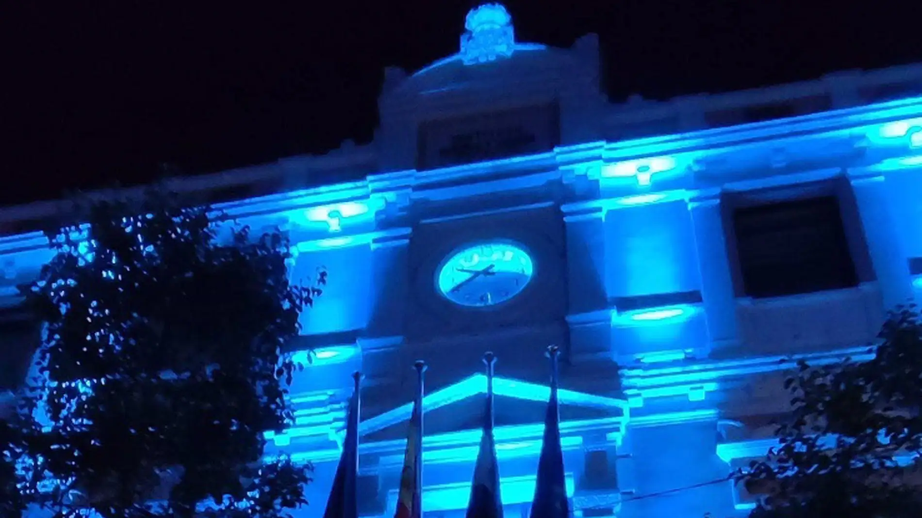 La Diputación de Badajoz ilumina su fachada de azul turquesa para dar visibilidad al trastorno de la Dislexia