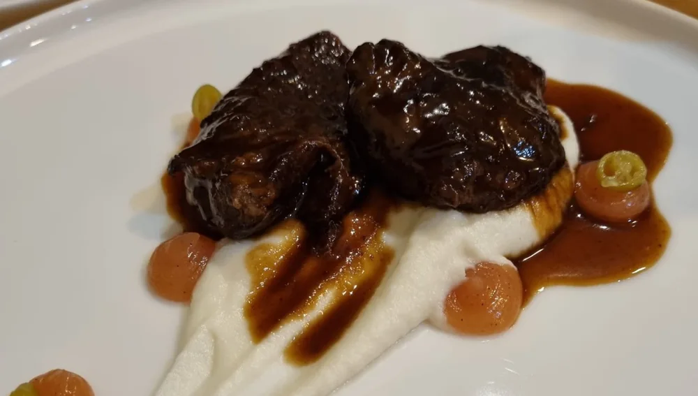 Carrillera melosa de cerdo con membrillo casero y piparras Carrillera melosa de cerdo con membrillo casero y piparras