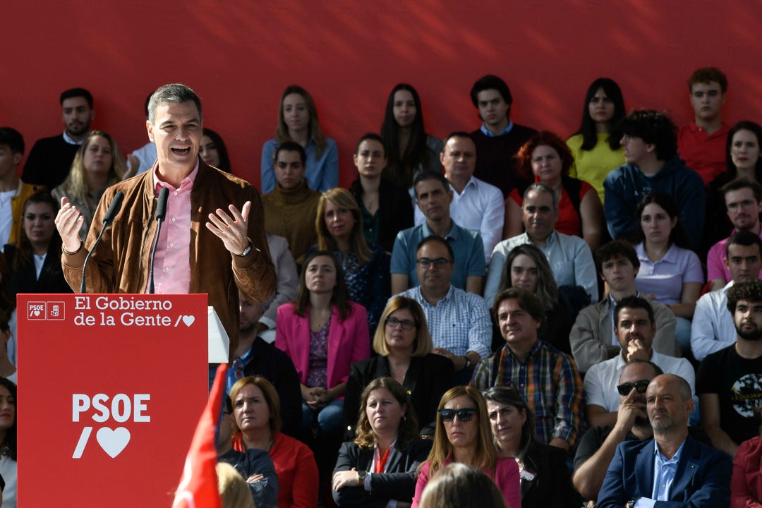 Pedro Sánchez ataca al PP por las pensiones: "Sacan rápido la tijera, pero arrastran los pies para subir impuestos a los ricos" Pedro Sánchez ataca al PP por las pensiones: "Sacan rápido la tijera, pero arrastran los pies para subir impuestos a los ricos"