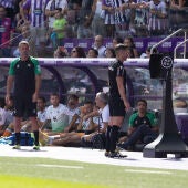 Del Cerro Grande consulta el VAR durante el partido que enfrentó al Real Valladolid y al Betis en el estadio José Zorrilla en Valladolid.