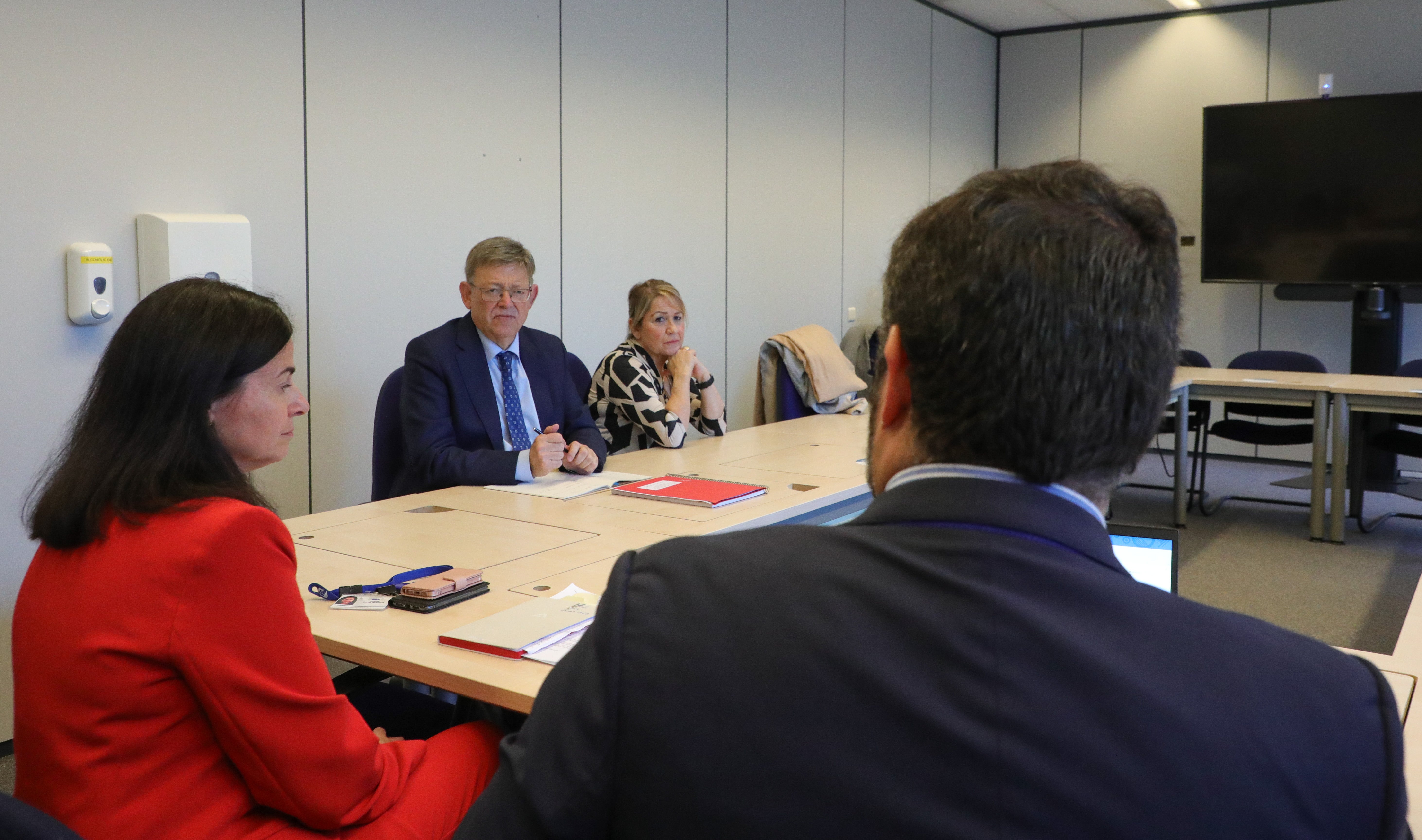 Puig anuncia una mesa de la Cerámica el próximo martes e insta a una "acción ofensiva" para mantener a estas empresas Puig anuncia una mesa de la Cerámica el próximo martes e insta a una "acción ofensiva" para mantener a estas empresas