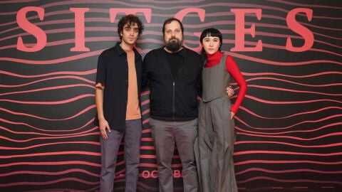 Nacho S&aacute;nchez, Carlos Vermut y Zoe Stein posan en el photocall de 'Mant&iacute;cora' durante el Festival de Sitges