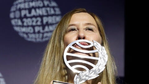 Luz Gab&aacute;s besa el Premio Planeta 2022, que ha conseguido gracias a la novela 'Lejos de Luisiana'