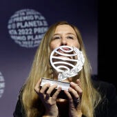 Luz Gabás besa el Premio Planeta 2022, que ha conseguido gracias a la novela 'Lejos de Luisiana'