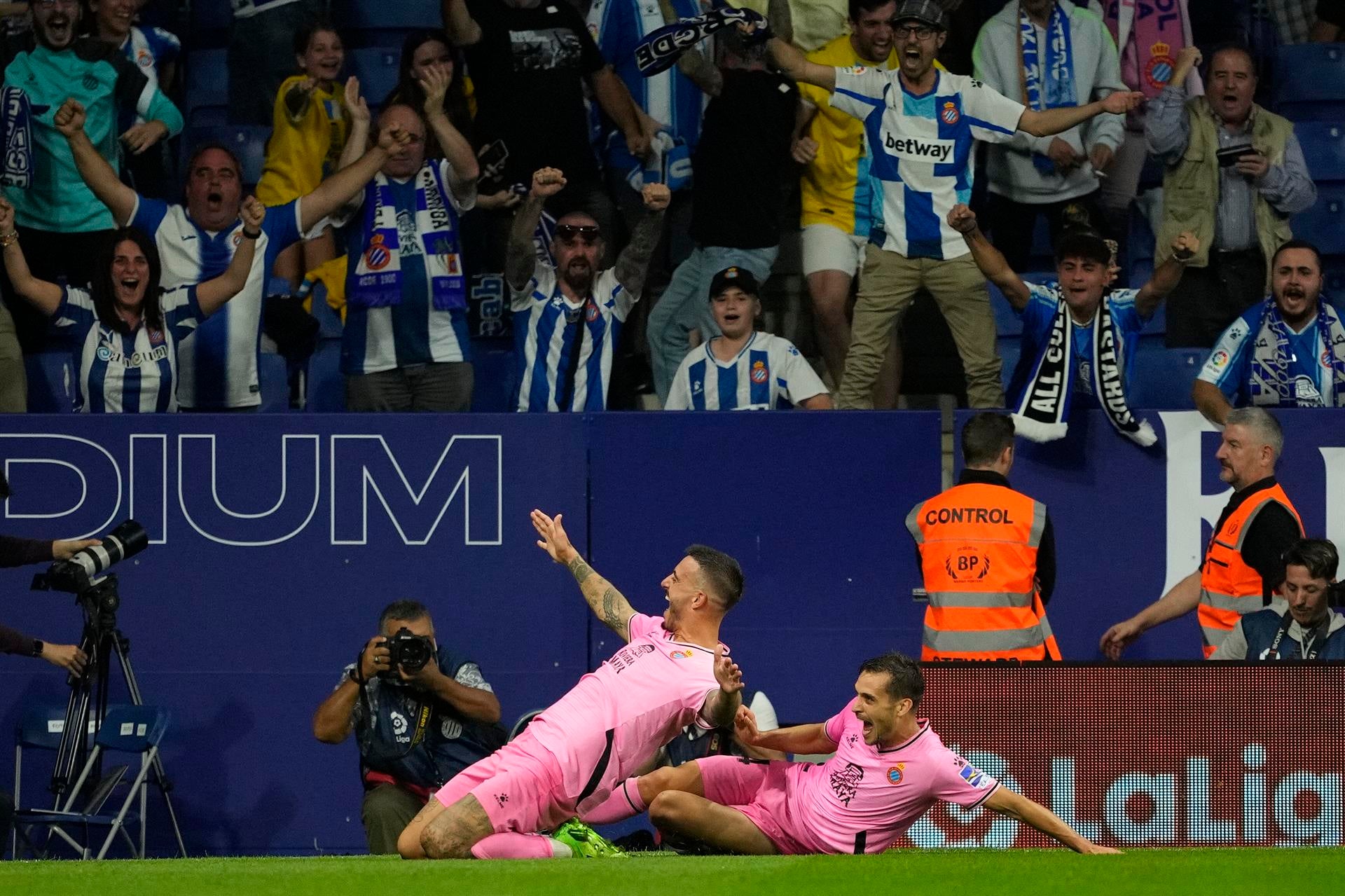 El Espanyol suma el primer triunfo en casa gracias a un gol de Joselu El Espanyol suma el primer triunfo en casa gracias a un gol de Joselu