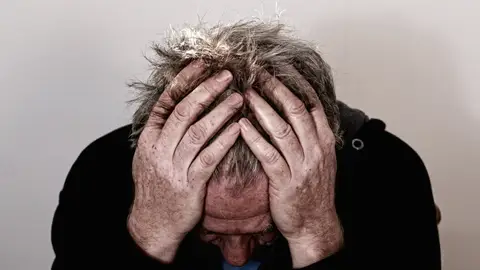 Un hombre con depresión Encuentros cercanos | Marta Carmona, psiquiatra: "Nuestro sistema hace peligrar la salud mental"