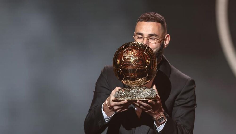 Karim Benzemá con el Balón de Oro