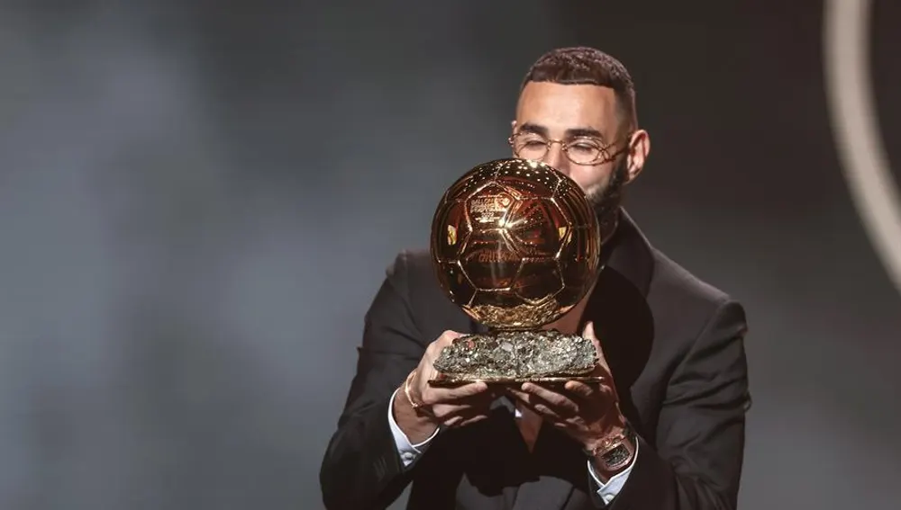 Karim Benzemá con el Balón de Oro Karim Benzemá con el Balón de Oro