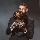 Karim Benzemá con el Balón de Oro
