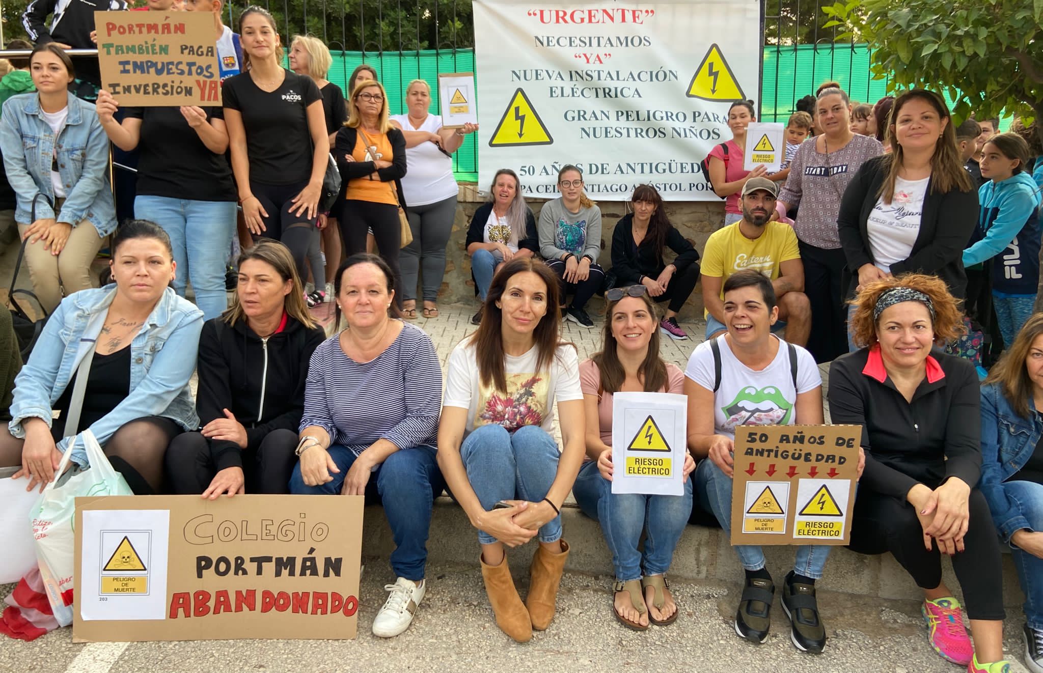 Protestas por la obsoleta instalación eléctrica del C.P. Santiago Apóstol de Portmán Protestas por la obsoleta instalación eléctrica del C.P. Santiago Apóstol de Portmán