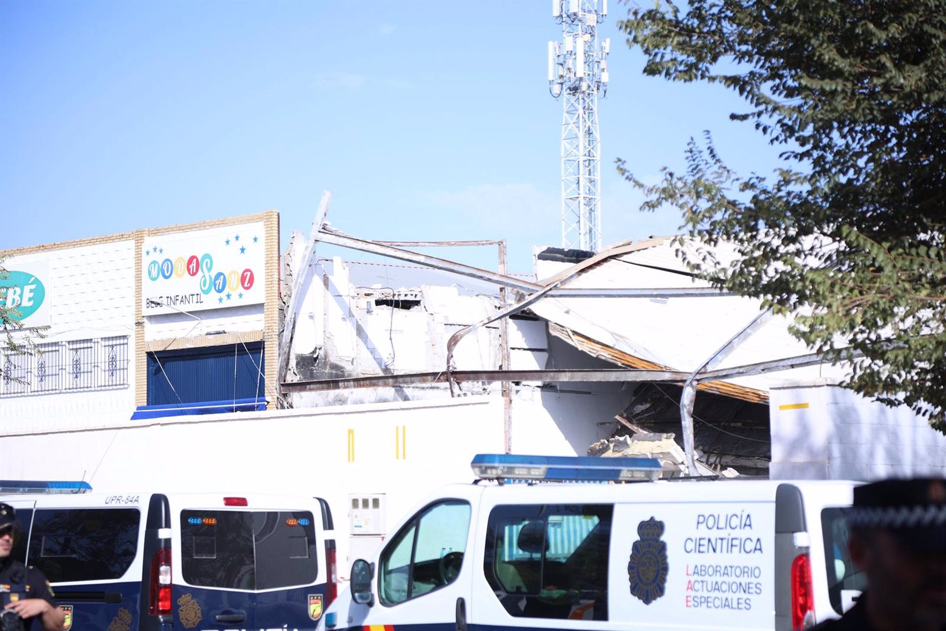 La Policía investiga las causas del derrumbe del techo de una nave que se ha saldado con un fallecido La Policía investiga las causas del derrumbe del techo de una nave que se ha saldado con un fallecido